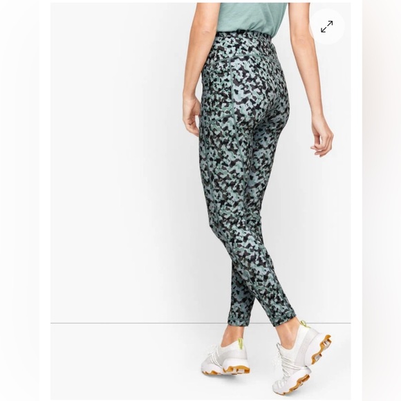 ⭐️ NWT 🏷️ T By Talbots Performance Leggings (CAMO) - Picture 2 of 5